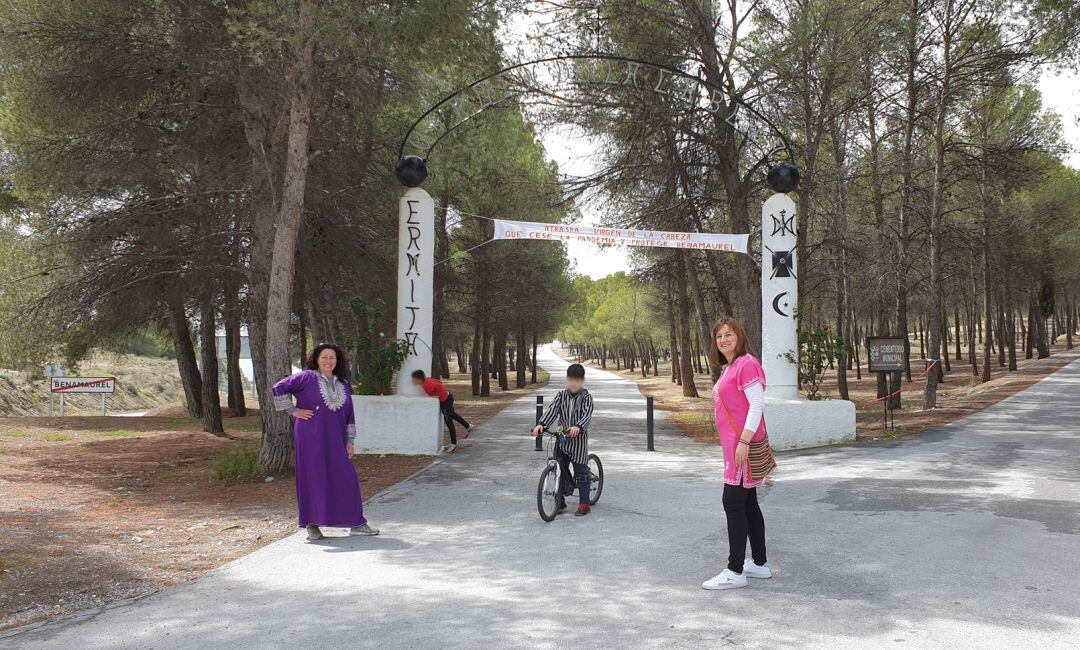 Las familias más cercanas a la ermita de la Virgen de la Cabeza de Benamaurel (Granada) han aprovechado que este domingo ya podían salir con sus hijos a pasear durante una hora en los alrededores del domicilio para subir a este lugar. Algunas madres con sus hijos lo han hecho (guardando todas las recomendaciones de seguridad) ataviadas al modo festero. Este domingo tendría que haberse celebrado en esta localidad la Romería hasta esta ermita con la imagen de la Virgen de la Cabeza. Las fiestas, lógicamente, están suspendidas.