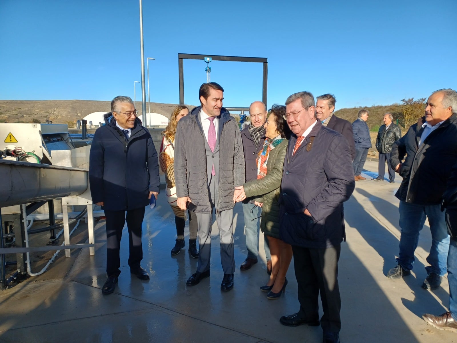 Imagen de archivo del consejero de Medio Ambiente de Castilla y León, Juan Carlos Suárez-Quiñones, visitando la depuradora de Castrojeriz a otras autoridades en noviembre de 2022