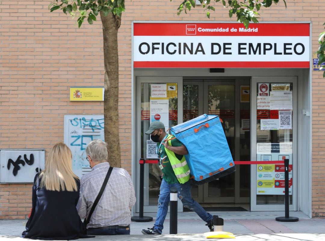 Un repartidor pasa por una oficina del SEPE, el día en el que se han conocido los datos de paro de mayo, a 2 de junio de 2021, en Madrid