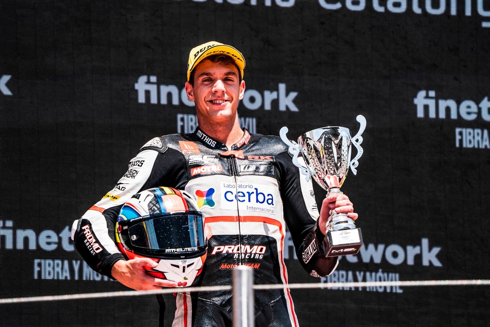Xavi Cardelús amb el trofeu de guanyador de la primera prova del campionat d'Europa de Moto2 al Circuit de Catalunya.