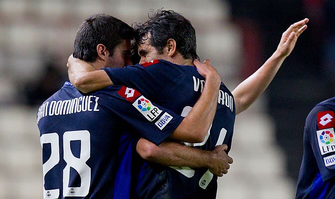 Valerón se abraza con Dominguez