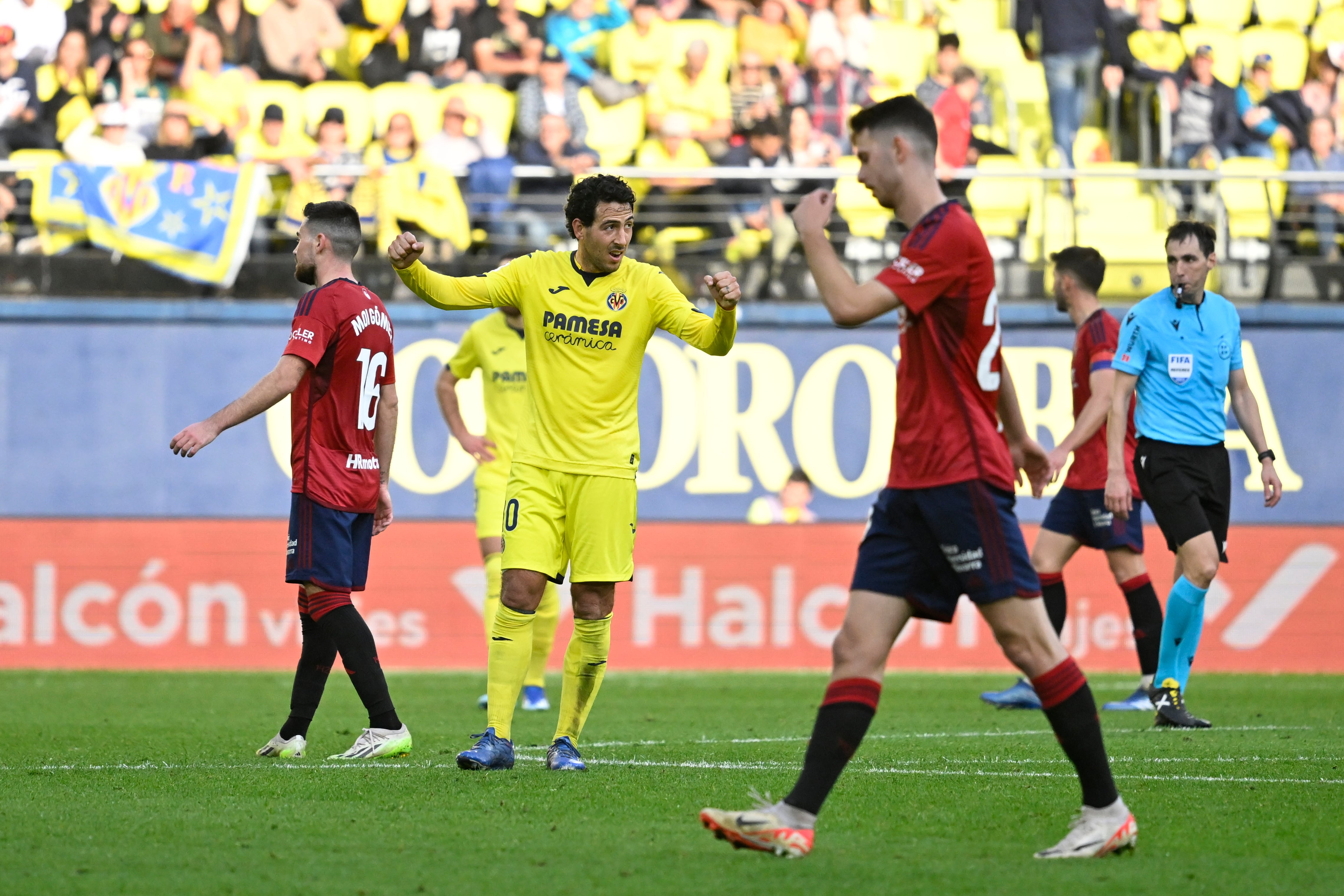 El centrocampista del Villarreal Dani Parejo celebra la victoria de su equipo tras finalizar el partido de Liga ante Osasuna este domingo en el estadio de La Cerámica