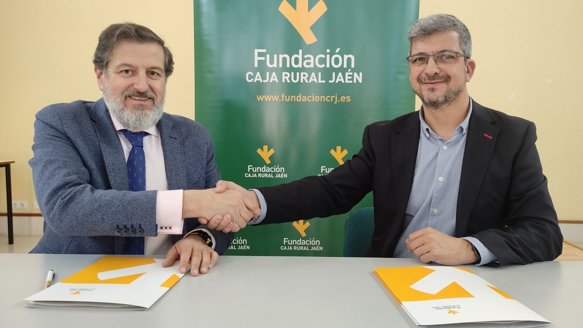 Firma del Convenio entre Fundación Caja Rural y Asociación Parkinson Andújar