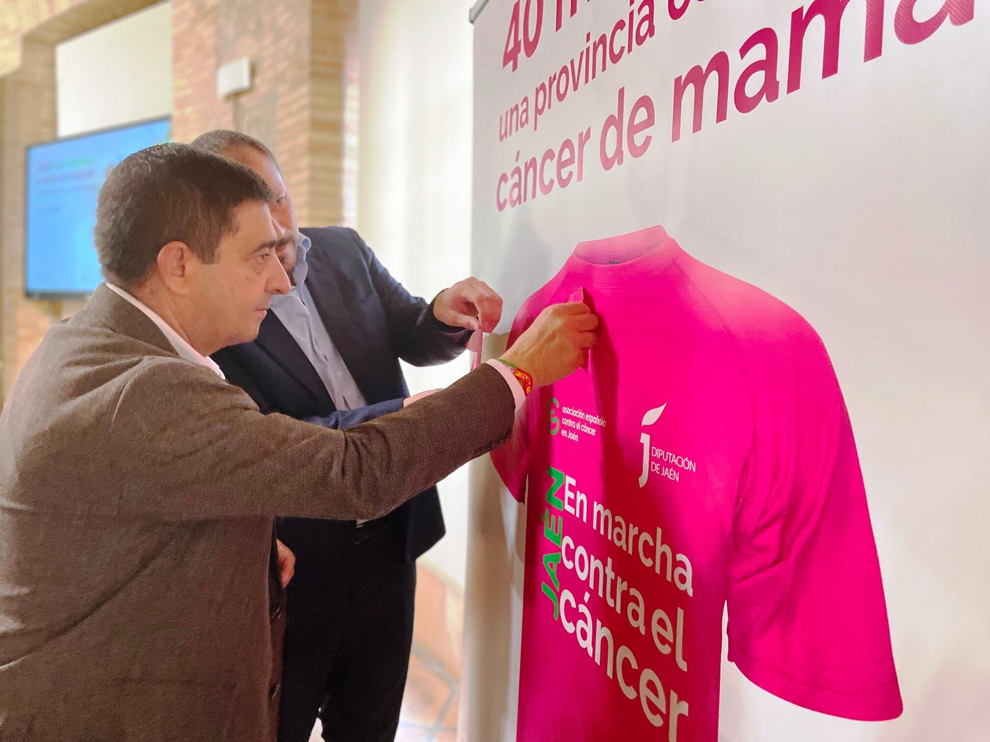 El presidente de la Diputación de Jaén, Paco Reyes (en primer plano), junto al presidente de la AECC, Antonio Ruano, durante la presentación del proyecto.