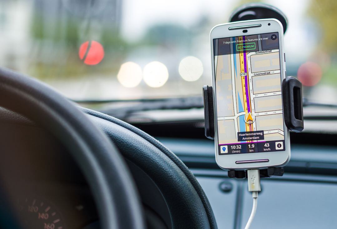 Un conductor fa servir una app de navegació al mòbil