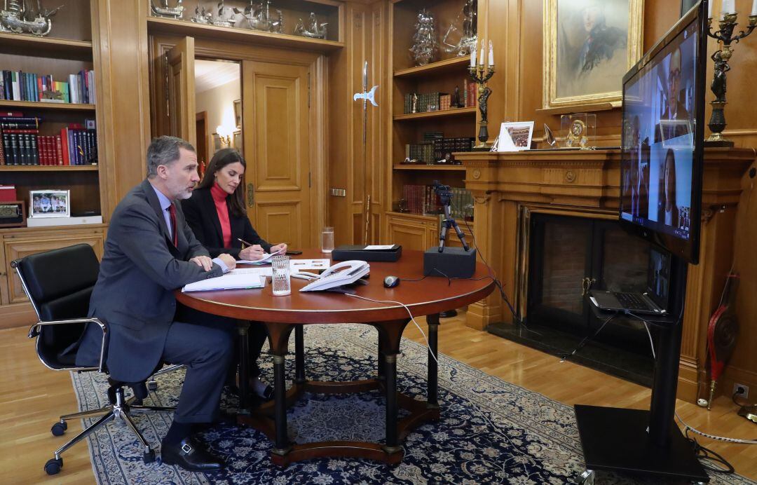 Los Reyes de España hablan por videoconferencia con comerciantes de Oviedo