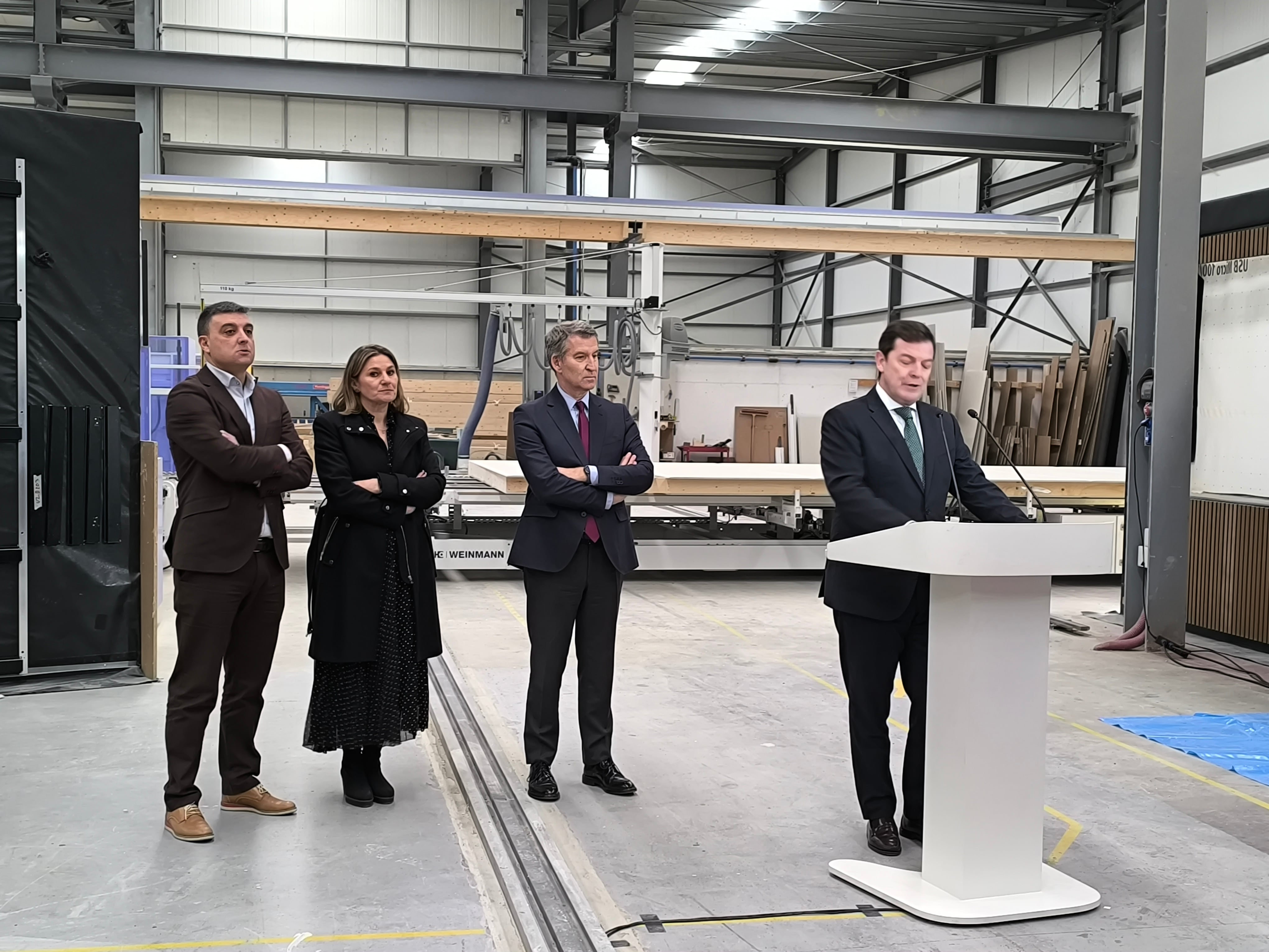 Alfonso Fernández Mañueco junto a Alberto Núñez Feijóo durante su visita a la empresa Medgon