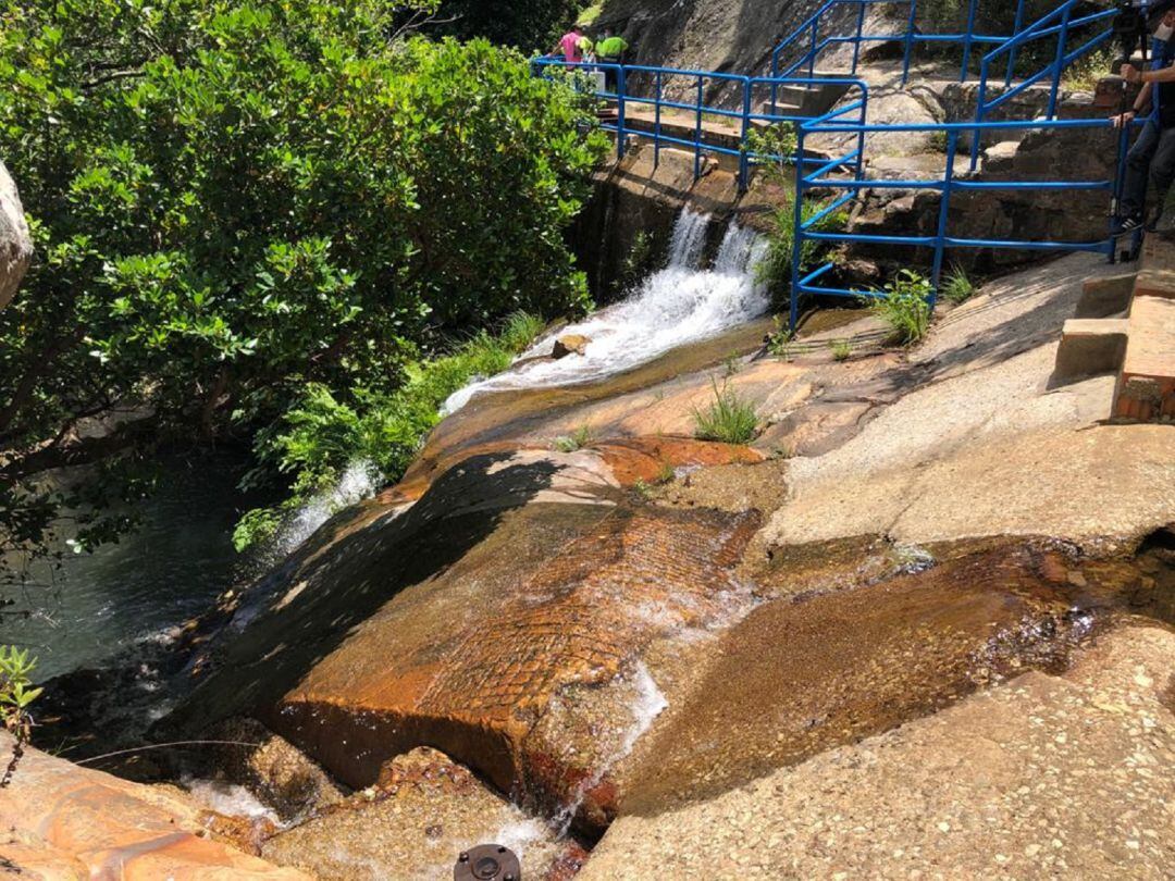 Imagen del caudal que manaba el día que fue suspendida la captación.