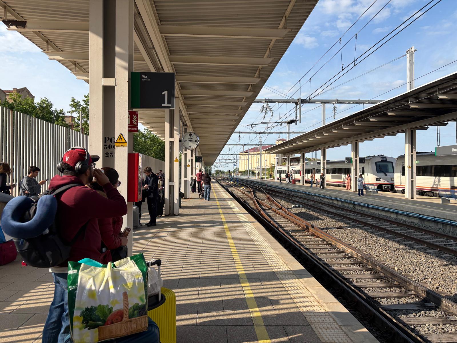 Oscenses y turistas en la estación de tren de Huesca