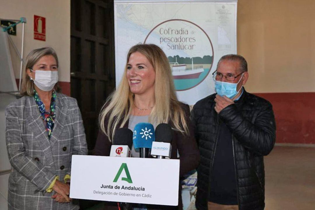La delegada de la Junta de Andalucía en Cádiz, Ana Mestre, tras la reunión con representantes de la Cofradía de Pescadores de Sanlúcar