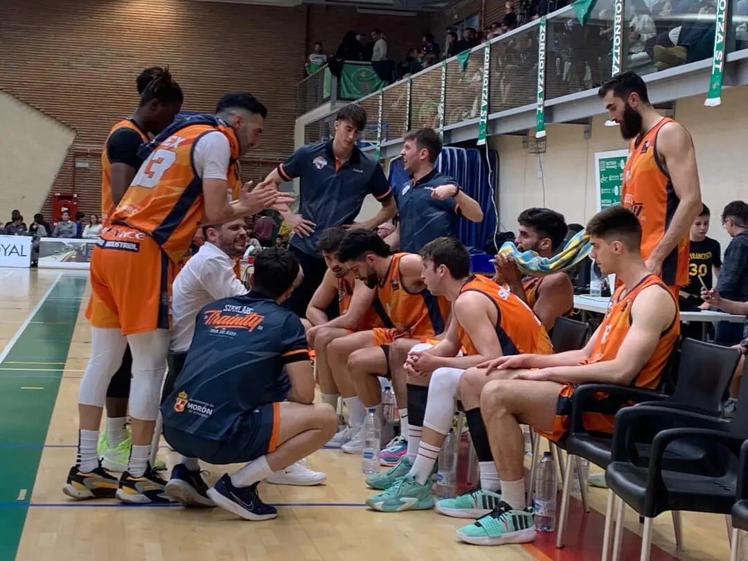 El equipo en la cancha del Zornotza