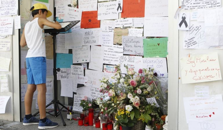 Muestras de solidaridad y cariño en una libería de Madrid, con las víctimas y familiares de los atentados de Barcelona y Cambrils.