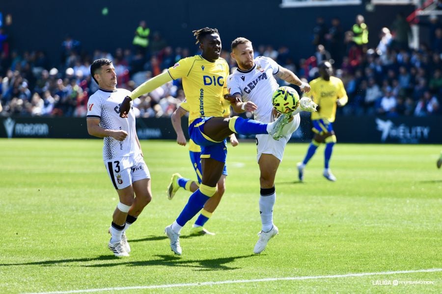 Dawda Camara junto a Matos y Diego González. Foto: LaLiga