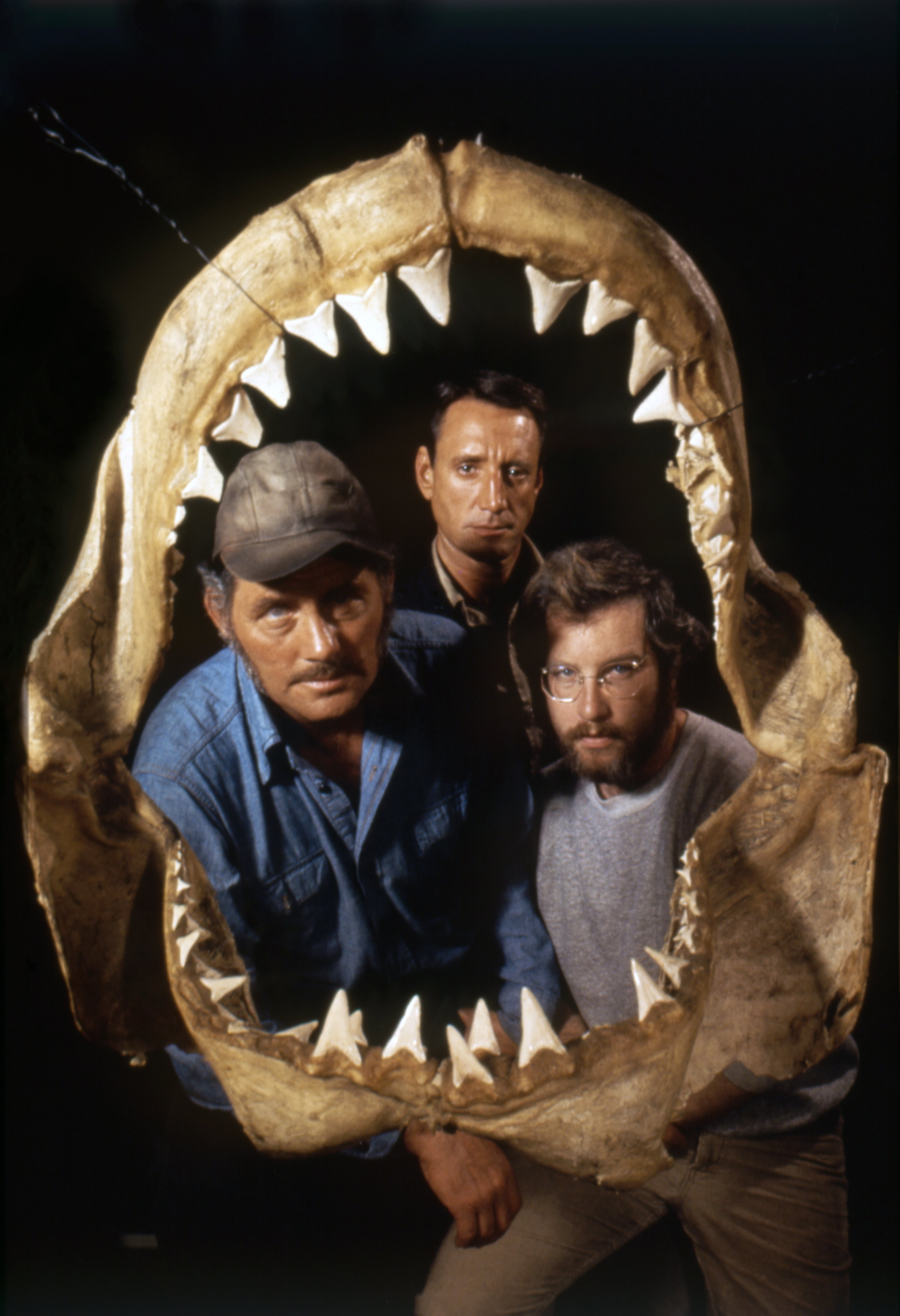 Robert Shaw (1927 - 1978), Roy Scheider (1932 - 2008), and Richard Dreyfuss en la promoción de 'Tiburón' (Photo by Sunset Boulevard/Corbis via Getty Images)