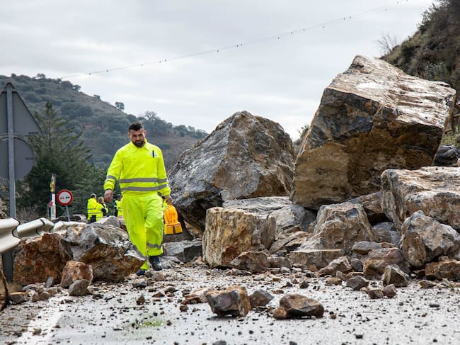 FOTODELDÍA ARNEDILLO (LA RIOJA), 26/03/2025.- Vista del desprendimiento de rocas sobre la calzada de la LR-115 en el municipio riojano de Arnedillo este miércoles. Un equipo de técnicos apoyados por drones supervisan la zona alta de la ladera desde la que se desprendieron este martes grandes rocas a la calzada de la LR-115, que mantendrá incomunicado durante varios días el municipio de Arnedillo por la zona del valle del Cidacos. EFE/ Raquel Manzanares