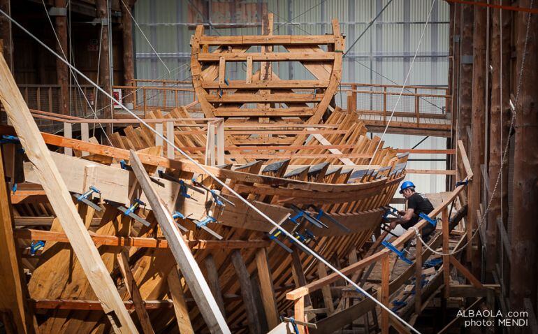 Momento de la construcción de la réplica de la nao &#039;San Juan&#039; en el astillero Ondartxo de Pasaia.