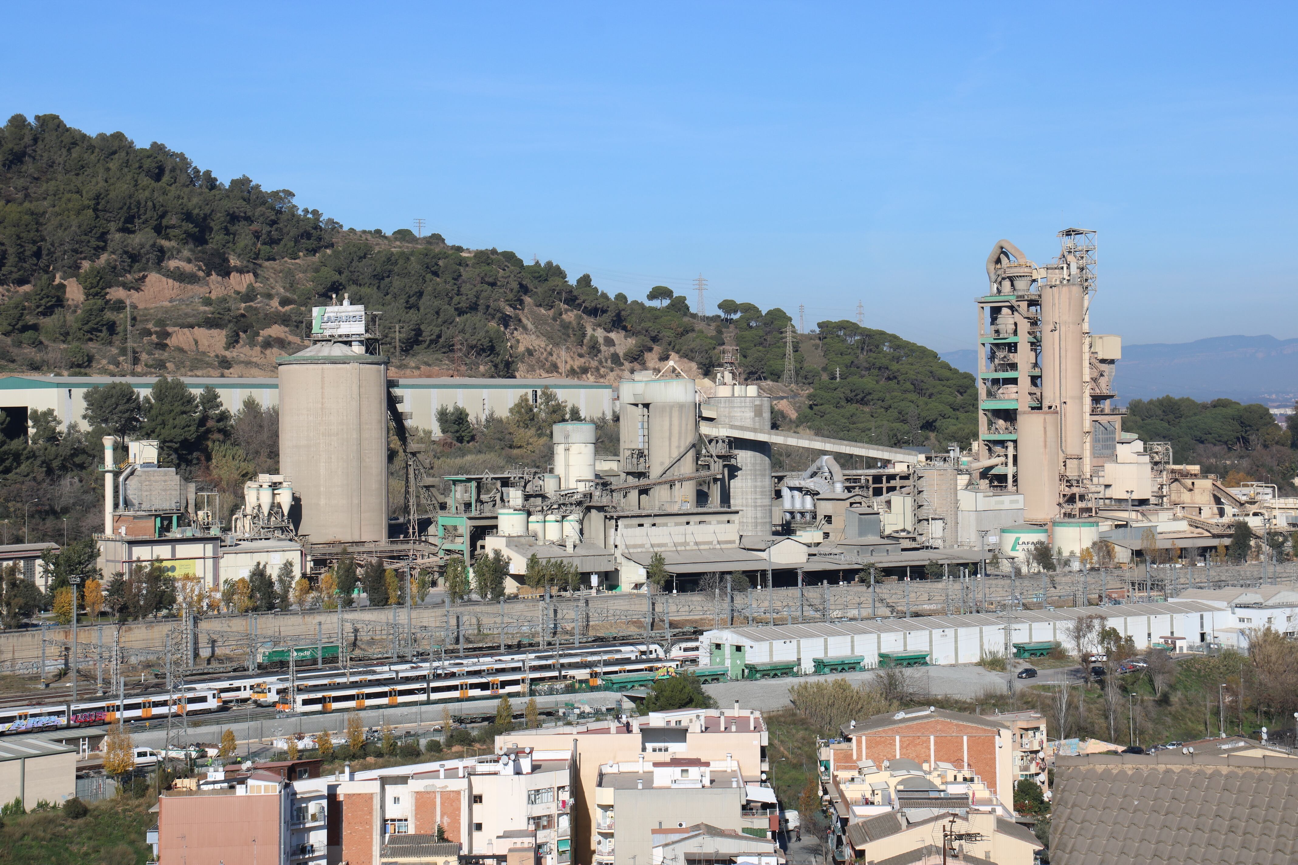 La cimentera LafargeHolcim a Montcada i Reixach