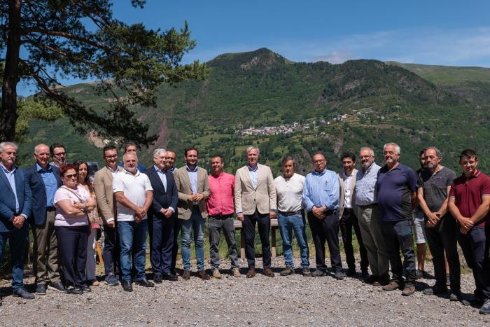 El presidente del Gobierno de Aragón, Jorge Azcón, y el presidente de la DPH, Isaac Claver, firman un convenio para el asfaltado de la pista entre Chía y Plan