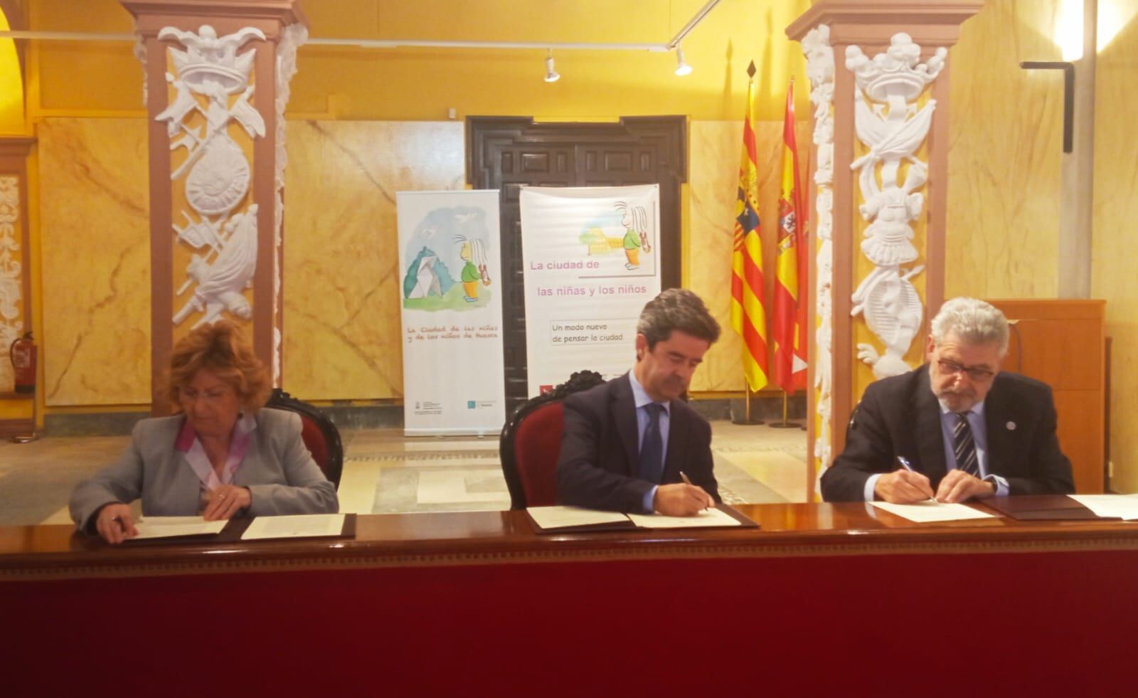 Broto, Felipe y Mayoral durante la firma