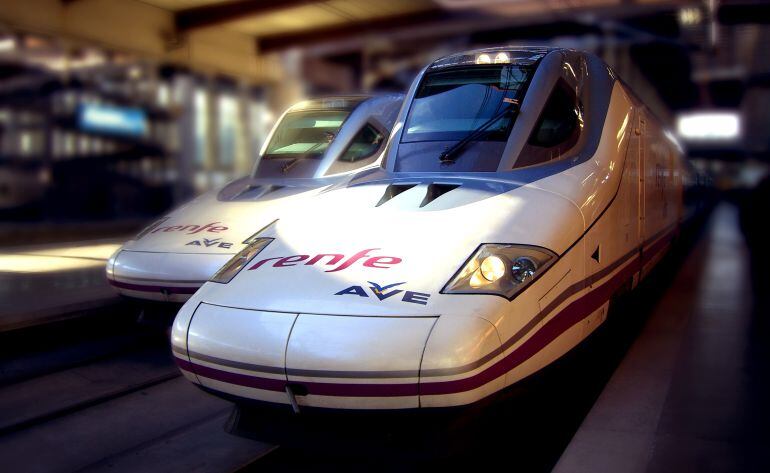 Un tren AVE estacionado en un andén