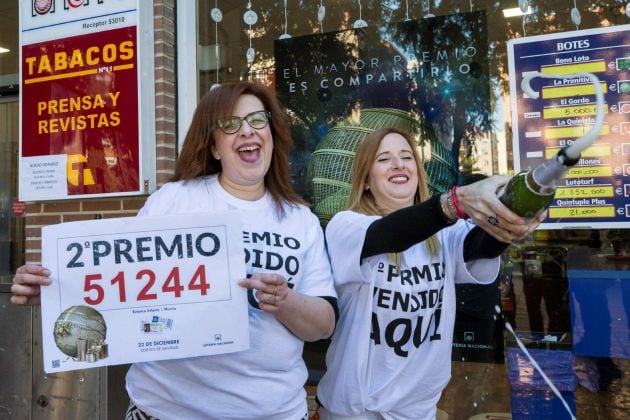 Las empleadas del punto receptor de loterías número 53.010 de la calle Pintor Almela Costa de Murcia, Esther Jaén y Yolanda Leal celebran la venta de un décimo del segundo premio el 51.244 premiado con 125.000 euros.