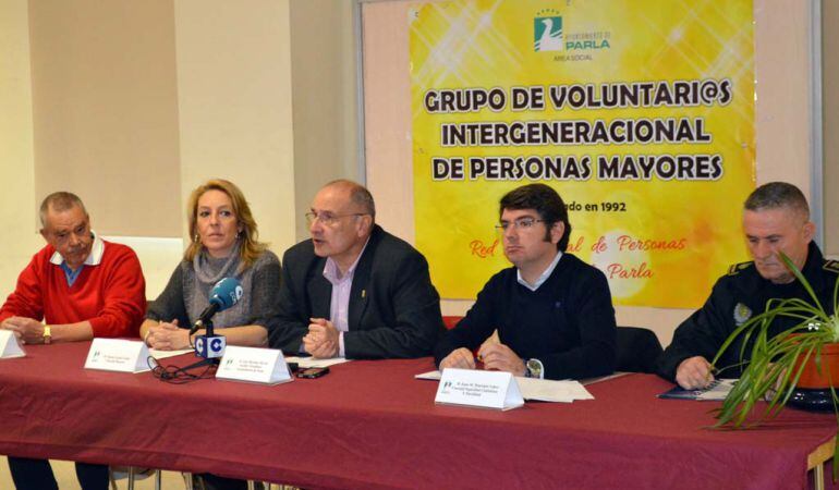 El alcalde de Parla, Luis Martínez Hervás (en el centro), ha presentado el proyecto de regulación del tráfico