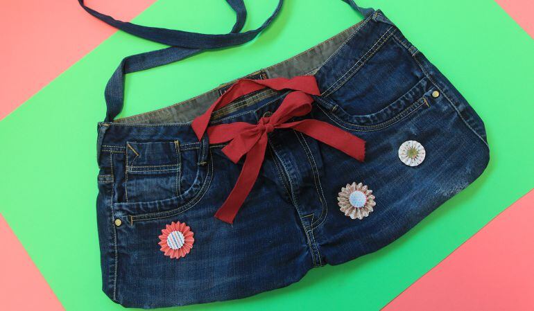 Gracias a la reutilización unos viejos vaqueros pueden resucitar en forma de un original bolso