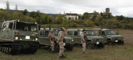 Vehículos del Ejército, en Aineto.