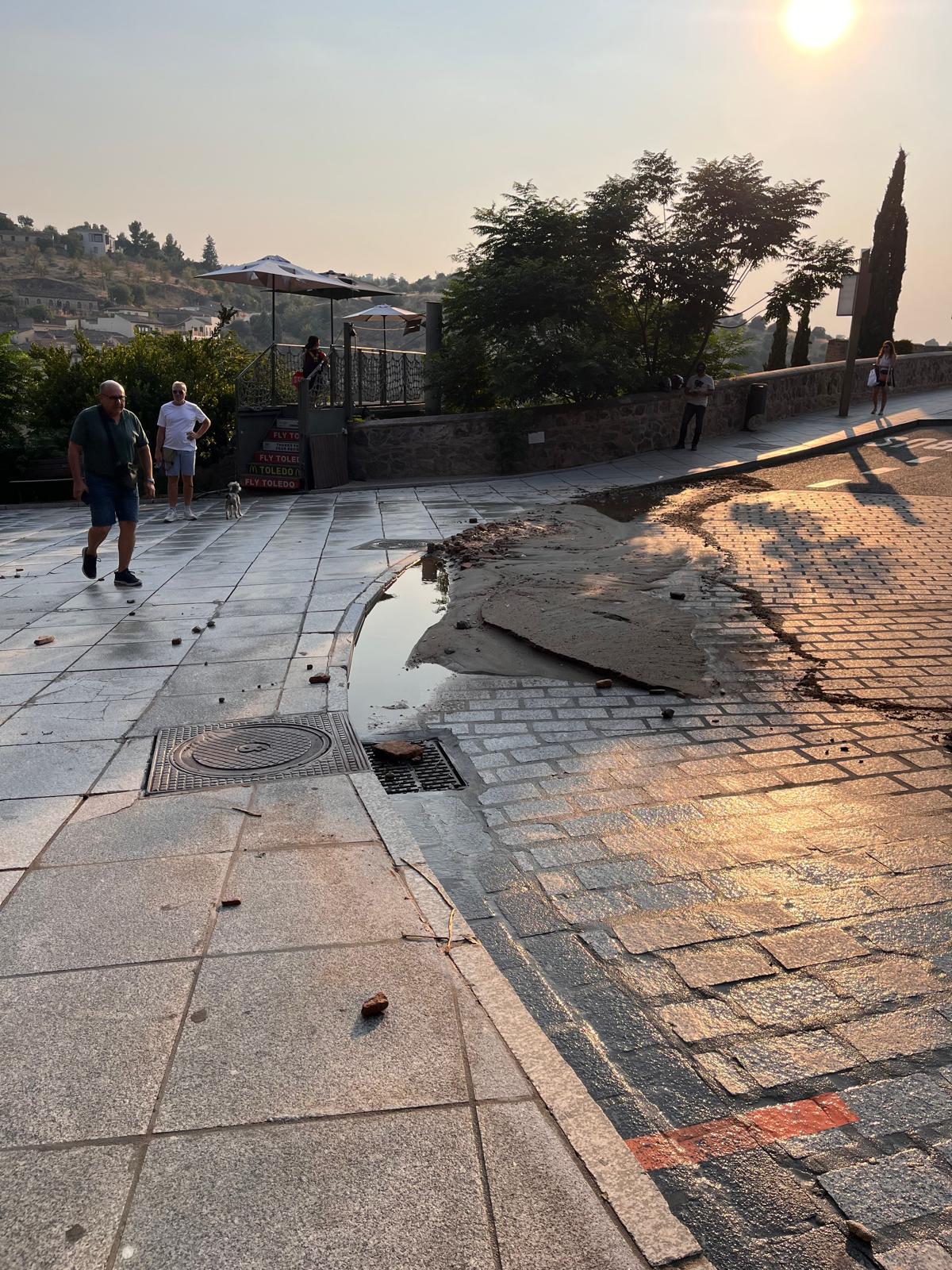 Una gran cantidad de agua ha comenzado a brotar con fuerza del pavimento, arrastrando tierra, cantos y pequeños objetos a su paso