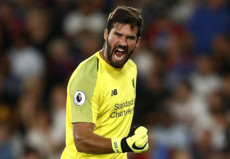 Alisson durante el partido tras la victoria de su equipo contra el Crystal Palace