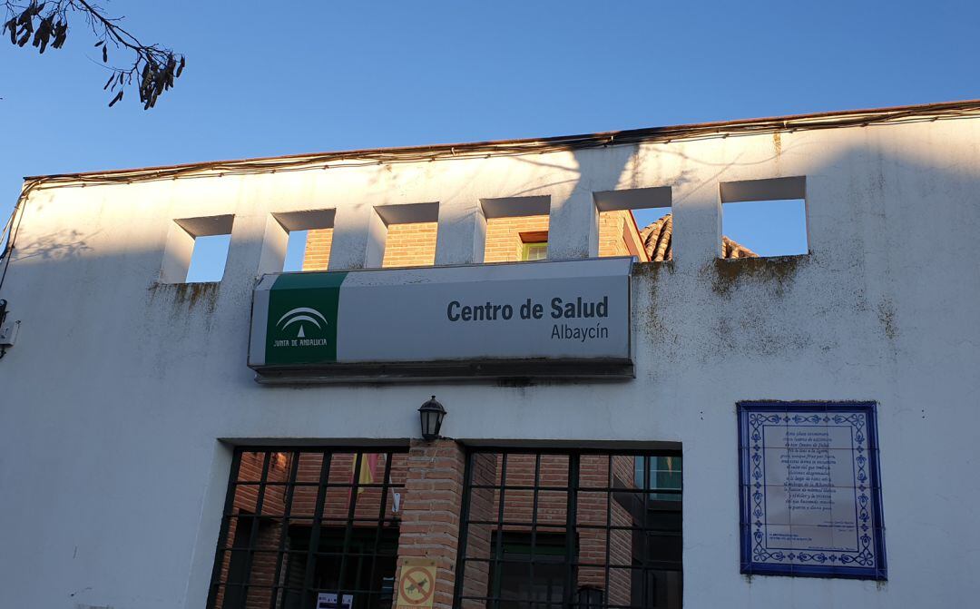 Fachada del centro de salud del barrio del Albaicín, en Granada