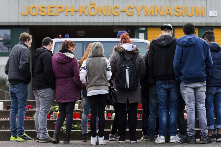 Varios estudiantes colocan velas ante la escuela Joseph-König en Haltern am See, una pequeña localidad cercana a Düsseldorf.