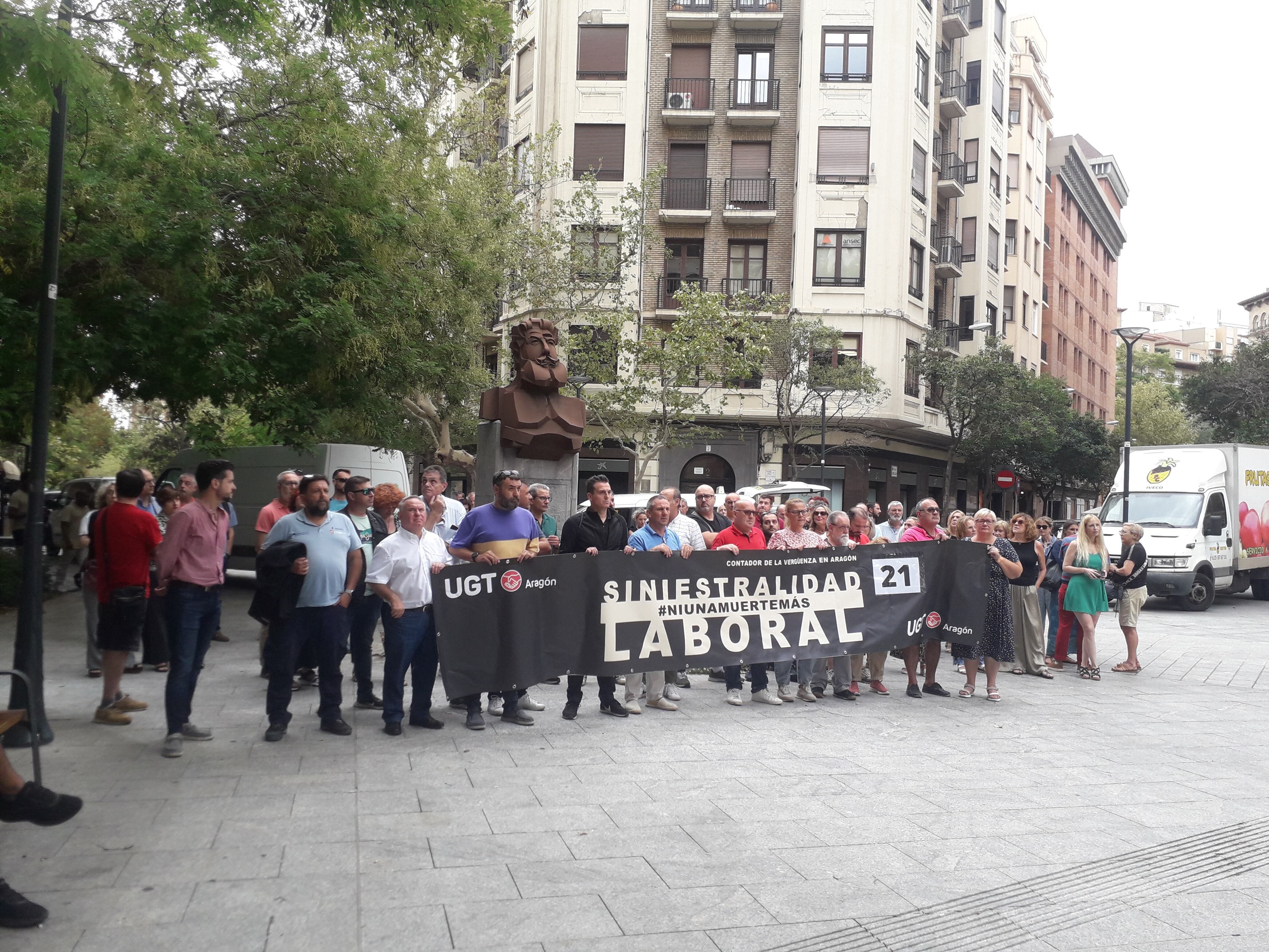 La pancarta se ha colgado en la sede de UGT y actualizarán el número de fallecidos hasta finales de año