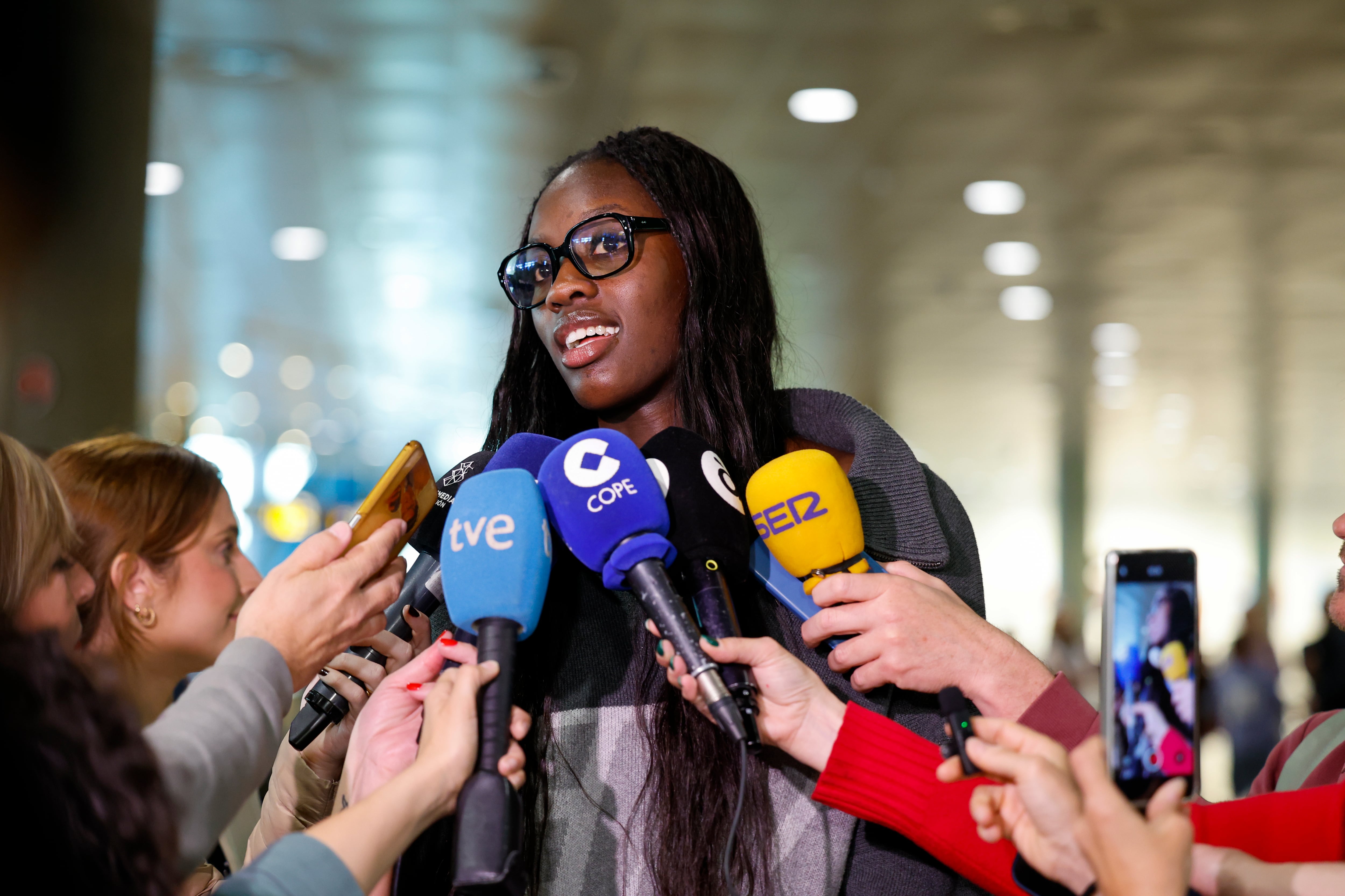 GRAFCVA3269. MANISES (VALENCIA), 15/04/2026.- La jugadora de Valencia Basket Awa Fam atiende a los medios a su llegada al aeropuerto de Valencia en un vuelo procedente de Madrid, tras su elección este lunes en el puesto número 3 en el draft de la WNBA. EFE/Ana Escobar
