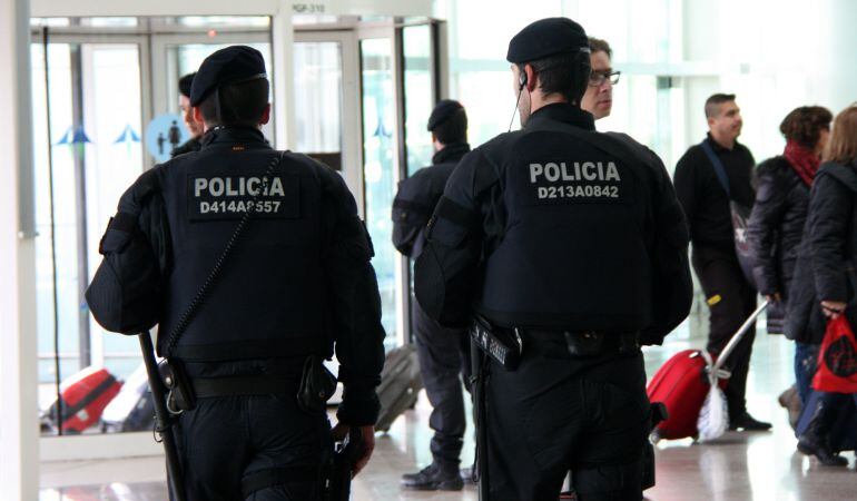 Mossos d'Esquadra, d'esquenes, a l'Aeroport de Barcelona