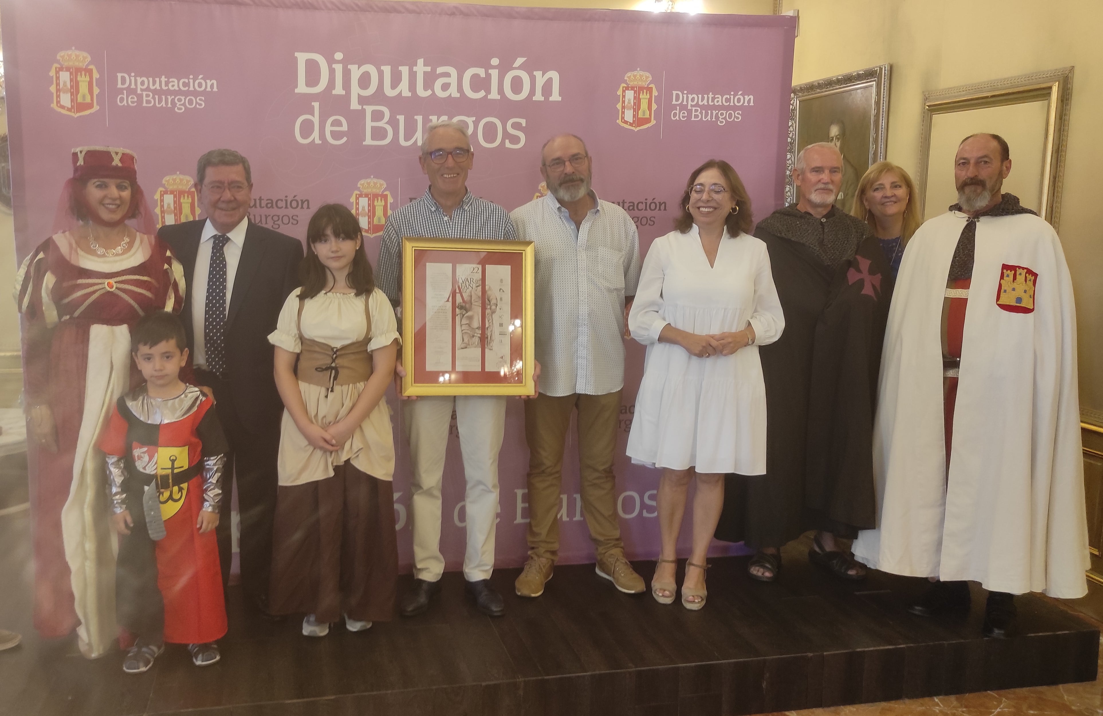 Luis María del Campo, presidente de la Asociación &#039;El Cid pasó por Huerta&#039;, posa junto a César Rico, presidente de la Diputación de Burgos, y otros miembros de la asociación de Huerta de Rey. / Foto: Radio Castilla