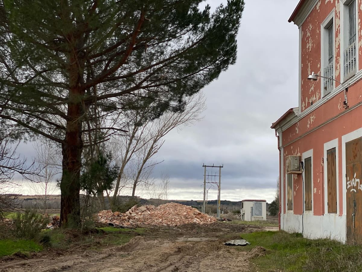 Derriban el hangar y el depósito de la estación de Castronuño