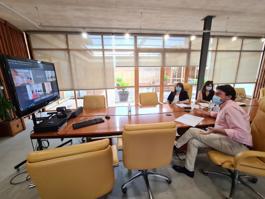 El alcalde conversa con los representantes de la Conselleria de forma telemática
