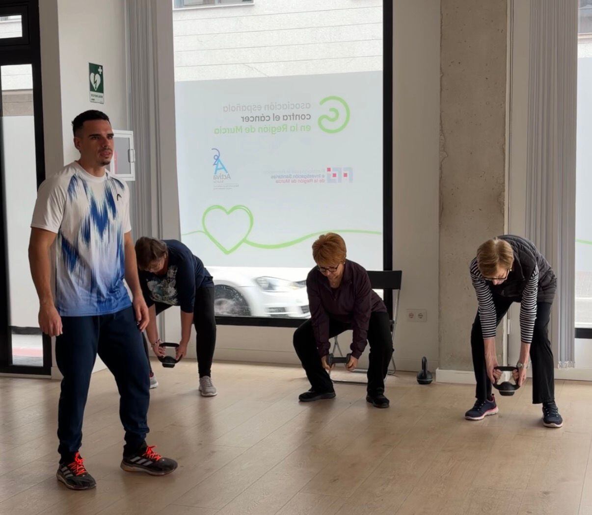Eduardo, preparador físico de la AECC, en un momento de la clase con pacientes oncológicas en el Espacio de Actividad Física de la Asociación. Radio Murcia.