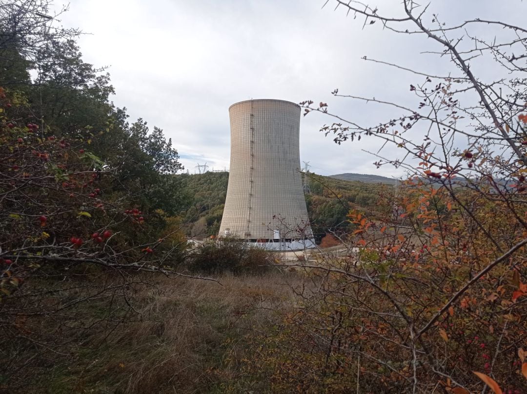 La demolición de la torre de refrigeración de la térmica de Velilla pone punto y final a la minería en Palencia