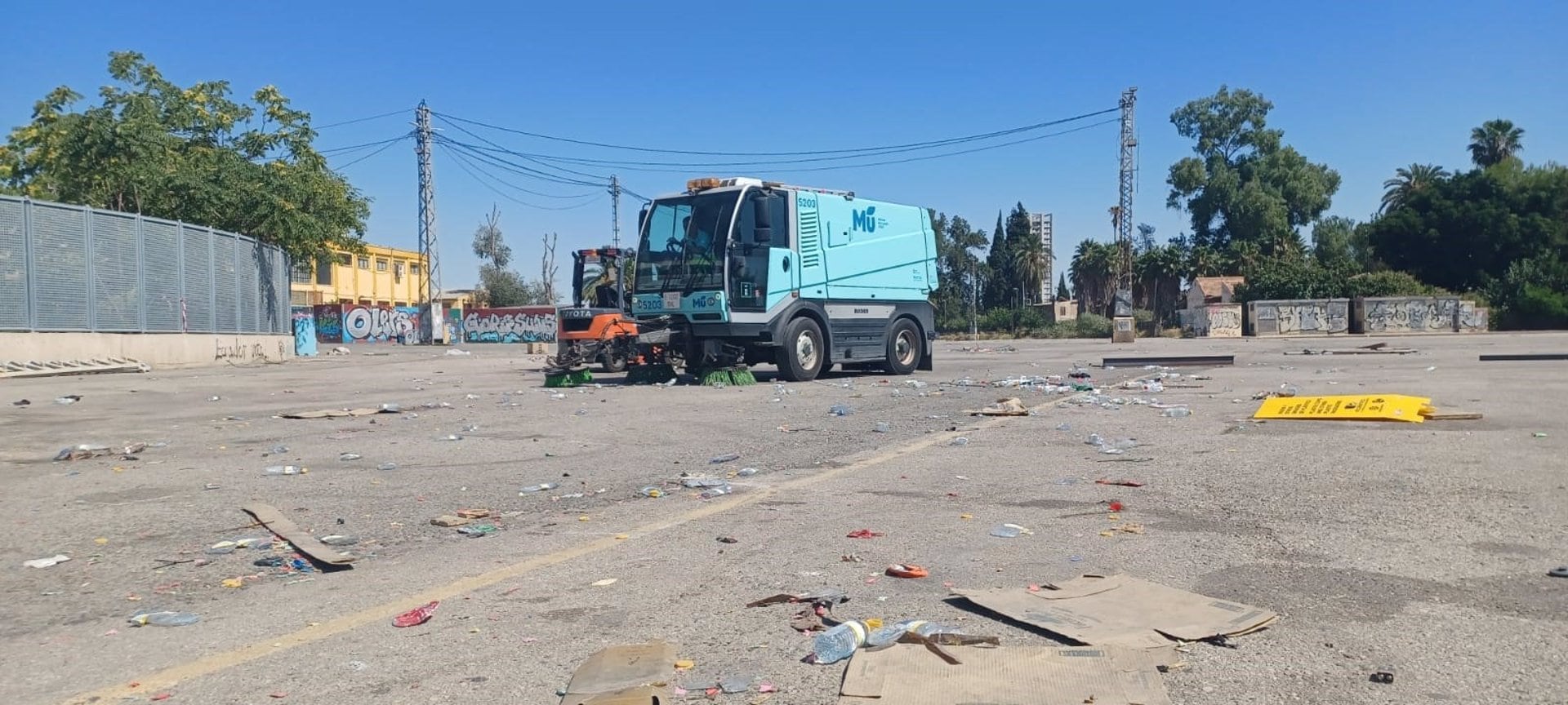 El Ayuntamiento retira 6.320 kilos de envases y cartón del Estadio Enrique Roca y La Fica tras los últimos conciertos