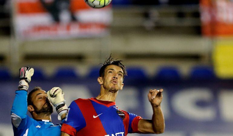GRA493. VALENCIA, 11/09/2015.- El defensa marroquí del Levante, Zouhair Feddal (c), intenta rematar ante el guardameta portugués del Sevilla, Beto, durante el encuentro correspondiente a la tercera jornada de primera división, que disputan esta noche en el estadio Ciutat de Valencia. EFE / Juan Carlos Cárdenas.