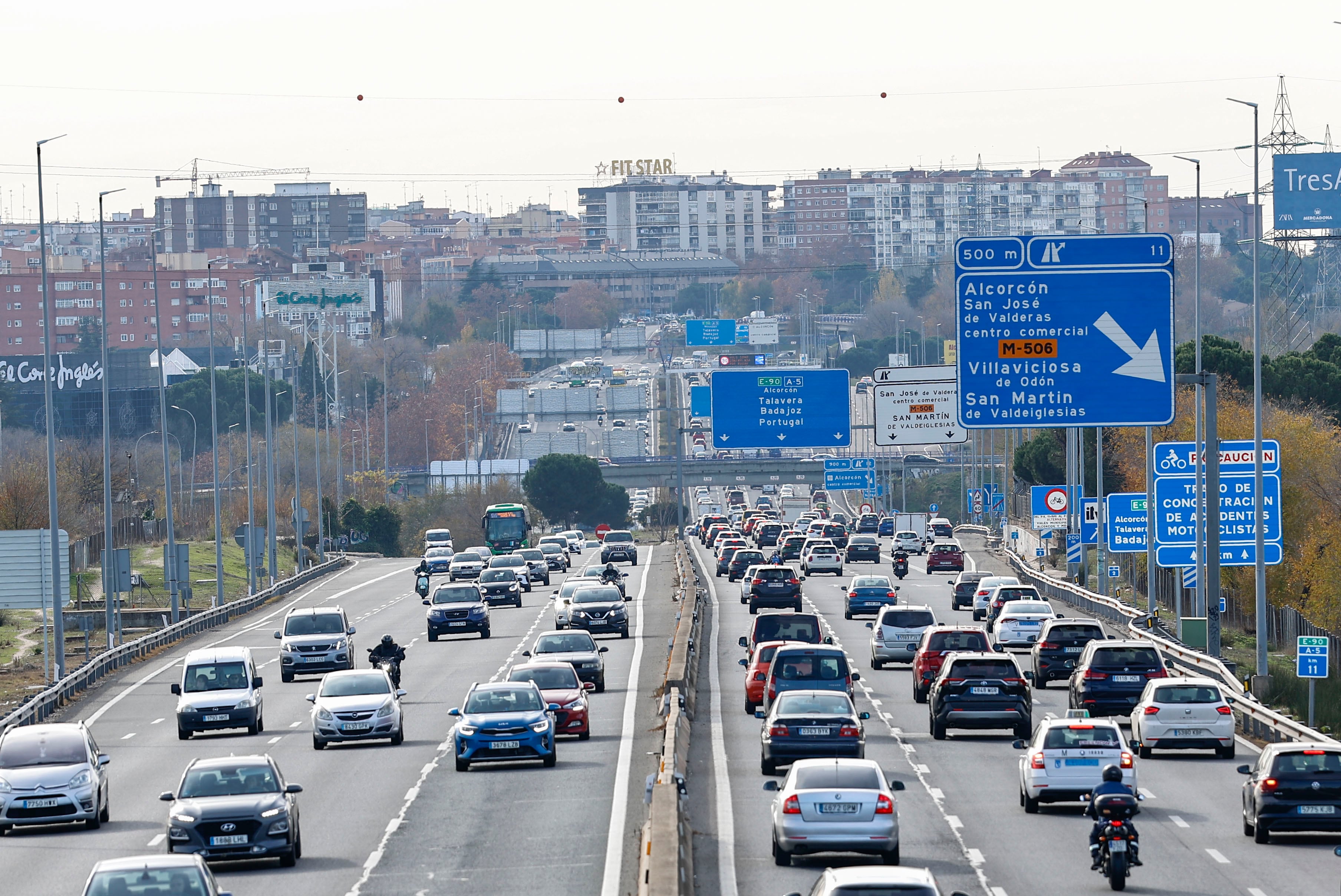 Decenas de vehículos abandonan Madrid por la A-5, este jueves con motivo del puente de la Constitución. Las carreteras españolas registran retenciones y tráfico lento en Madrid, Barcelona, Valencia y otras provincias en el arranque de la operación salida de tráfico por el puente de la Constitución y la Inmaculada, que ha comenzado a las 15:00 horas de este jueves y se extenderá hasta la medianoche del lunes 9. EFE/ Rodrigo Jiménez