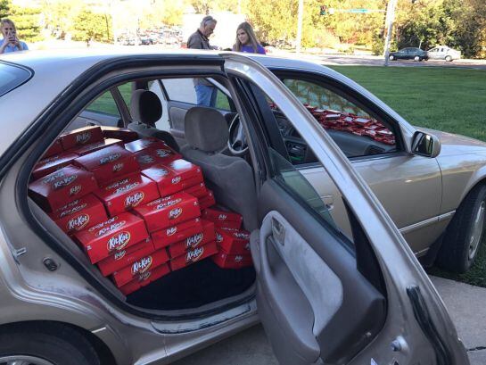 El coche cargado con las 6.500 chocolatinas.