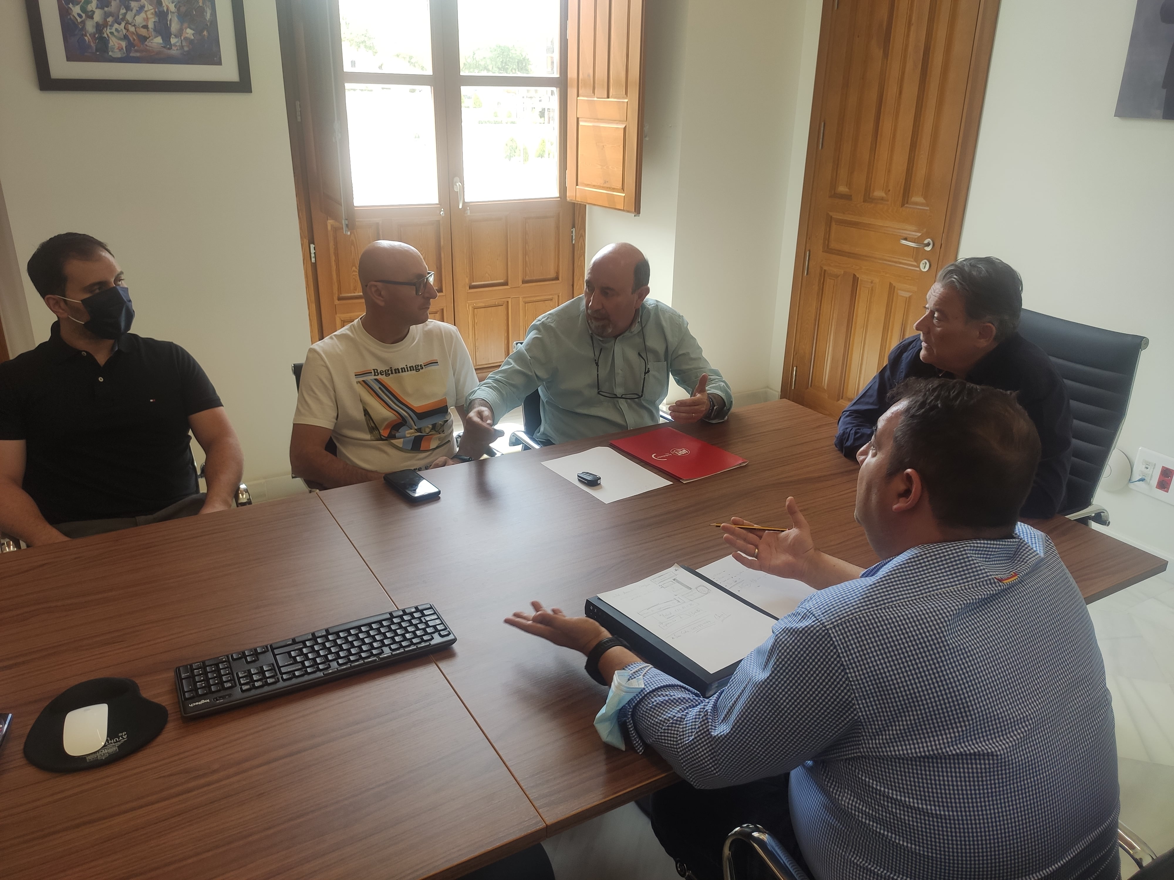 Reunión entre UGT, trabajadores del aparcamiento de Santa Margarita y Transportes Urbanos con el alcalde de Linares, Raúl Caro.