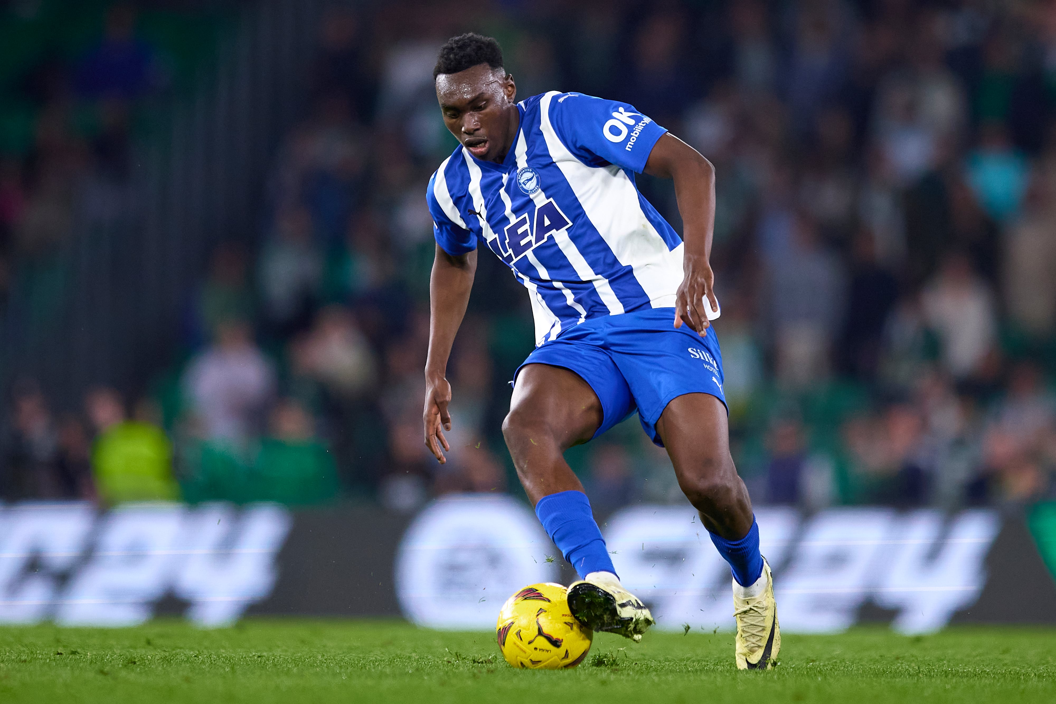 Samu Omorodion of Deportivo Alavés en un partido de LaLiga EA.