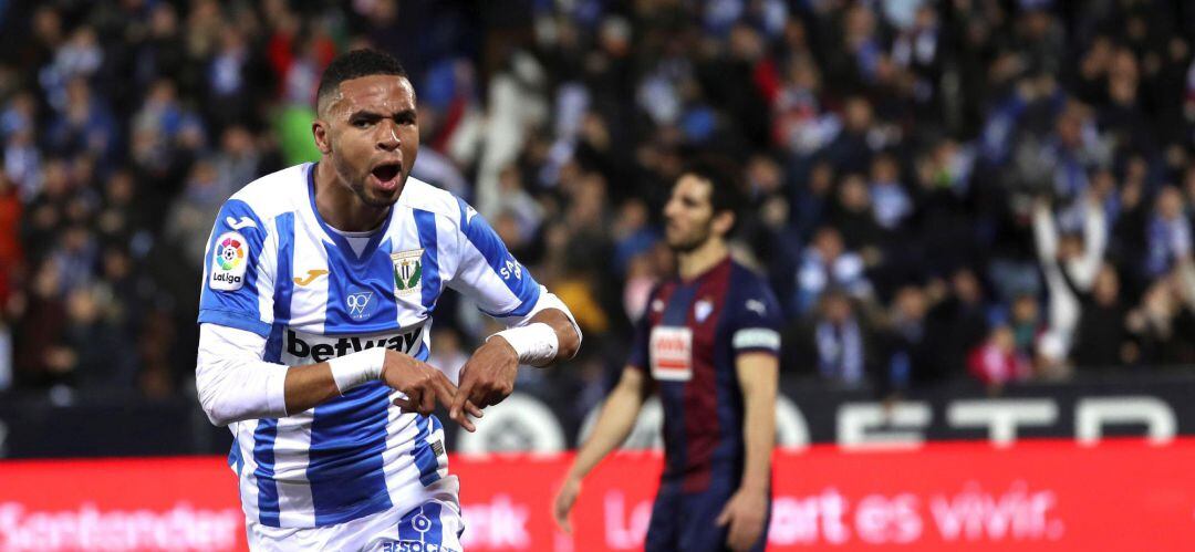 El delantero marroquí del Leganés Youssef En-Nesyri celebra su segundo gol ante el Eibar, durante el partido de la vigésimo primera jornada de Liga que disputaron en el estadio de Butarque.