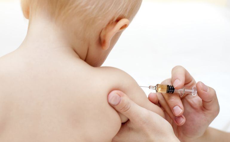 Listas de espera en las farmacias por la vacuna de la meningitis b.