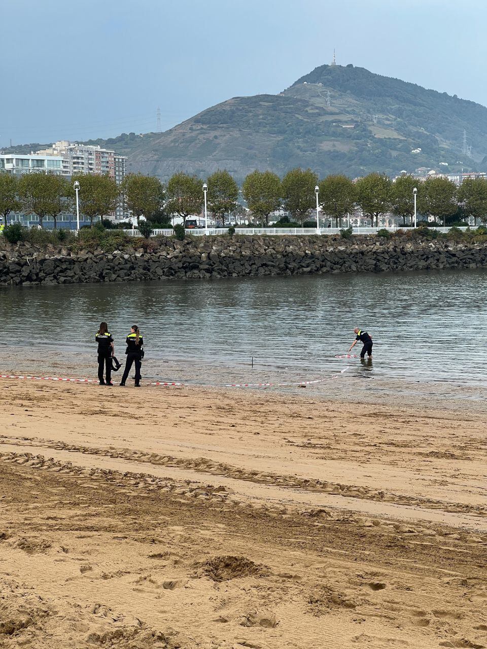 Policías municipales acordonan la playa de Las Arenas. Fuente: Diario de Getxo.