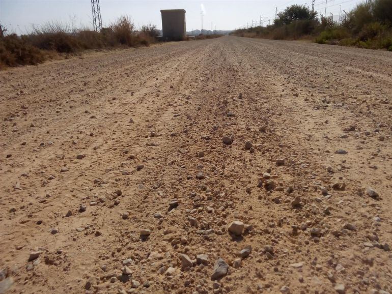 Carril de tierra que une las localidades de Cádiz y San Fernando junto a las vías del tren